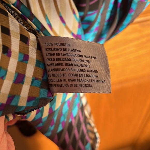 Vivid colors on 100% polyester silky feel fabric - Picture 5 of 5